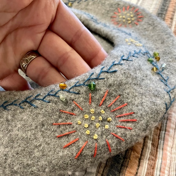 Artisan embroidered wool beret - Picture 2 of 6